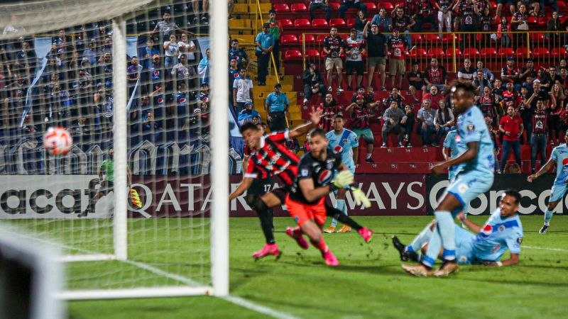 El portero de Motagua, Enrique Facussé, solo observa cómo el balón se "incrusta" en su portería.