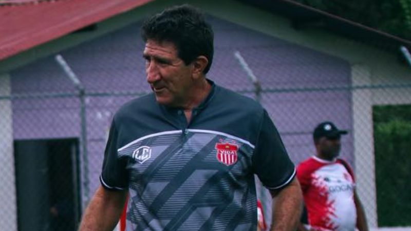El técnico del equipo Vida, Héctor Vargas, no le aceptó una equivocación a Marcelo Canales.