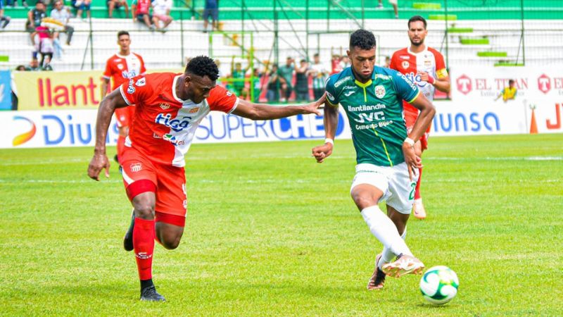 El atacante de los verdes, Kilmar Peña, es presionado por el ceibeño Brayan Barrios.