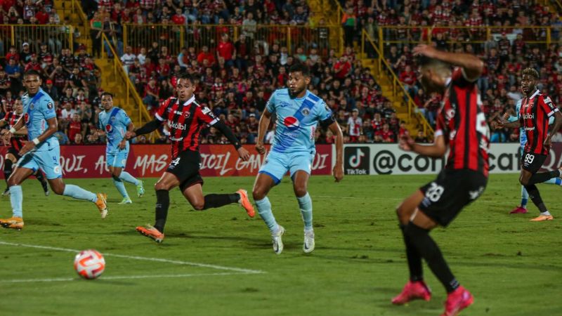 La defensa de Motagua resultó de vidrio en su visita a la Liga Deportiva Alajuelense por la Copa Centroamericana de Concacaf.