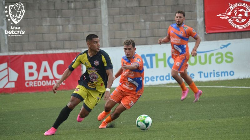 José Alejandro Reyes, mediocampista de Génesis Comayagua, tuvo una dura tarea en la media cancha con los marcadores de Lobos UPNFM.