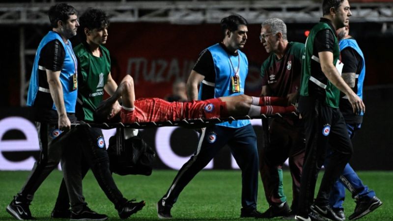 El argentino Luciano Sánchez abandonó el terreno de juego en camilla, luego de haber sufrido una grave lesión.