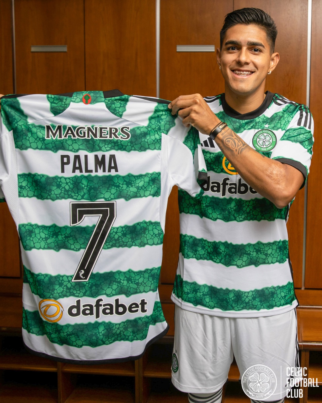 Luis Palma muestra con orgullo la camisa que lucirá en su nueva aventura en el fútbol de Escocia.