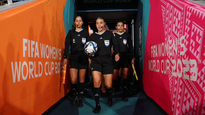 Las árbitras hondureñas Melissa Borjas Pastrana y Shirley Perelló se dirigen al terreno de juego para impartir justicia en el partido por octavos de final del Mundial femenino entre Inglaterra y Nigeria.