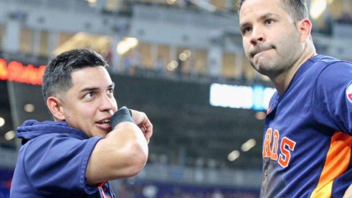 El pelotero hondureño, Mauricio Dubón, conversa con José Altuve en la previa del encuentro contra Miami Marlins.