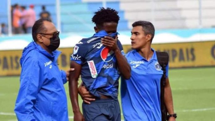 Con lágrimas y cubriéndose el rostro abandonó la cancha del estadio Nacional "Chelato Uclés" el mediocampista de Motagua, Jonathan Núñez.