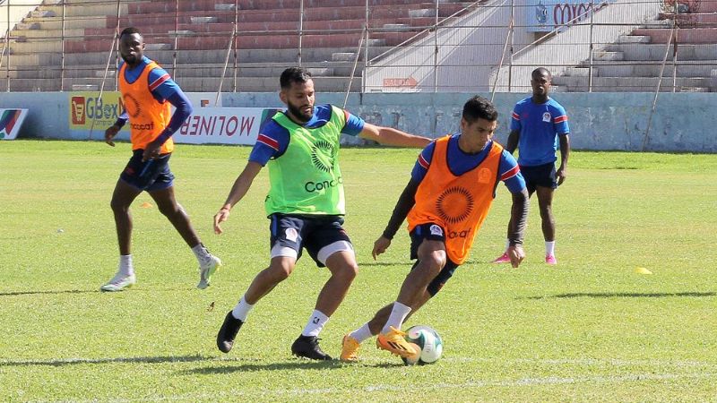 Los jugadores de Olimpia entrenaron varios días en La Ceiba a la espera del duelo ante Real Sociedad.