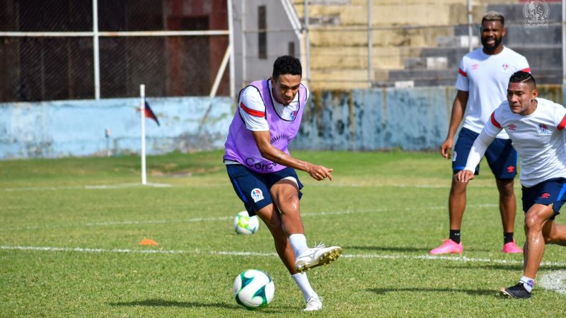 El plantel de jugadores de Olimpia entrenó en el estadio Municipal Ceibeño previo a viajar hacia Tocoa, donde enfrentará el miércoles a la Real Sociedad.