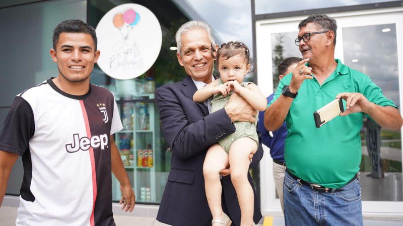 Padres de familia en el aeropuerto de Palmerola pidieron una fotografía de Reinaldo Rueda con sus hijos.