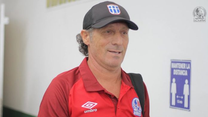 El técnico de Olimpia, Pedro Troglio, volvió a "explotar" por las críticas que recibe el equipo luego de haber perdido contra el Real Estelí de Nicaragua.