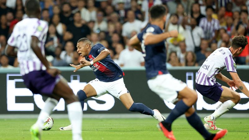 Luego de superar diferencias, Kylian Mbappé regresó al París Saint-Germain que no pasó del 1-1 contra el Toulouse.