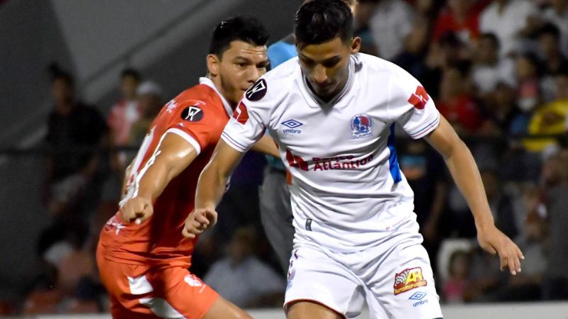 José Mario Pinto tuvo en Estelí una noche para el olvido. No pudo practicar su fútbol desequilibrante.