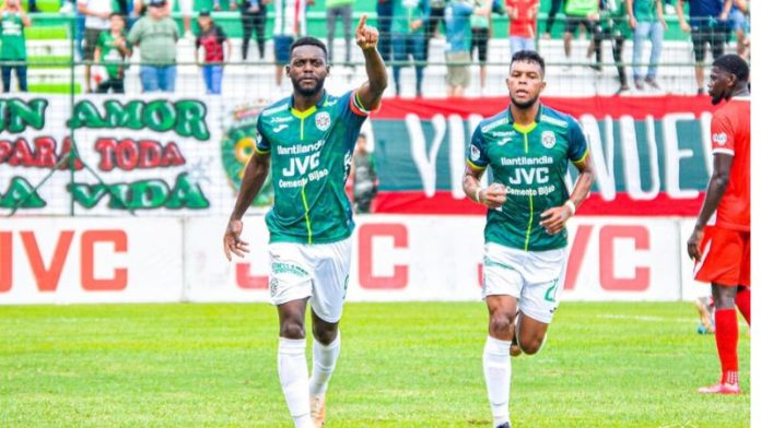 El goleador del Marathón, Clayvin Zúniga, celebra el primer tanto de su equipo sobre el Vida.