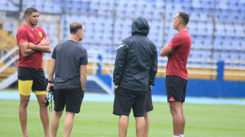 Los jugadores del Real España hicieron el reconocimiento de la cancha del estadio Doroteo Flores.