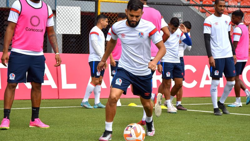 El plantel de jugadores de Olimpia realizó este lunes el reconocimiento de la cancha sintética Independencia.