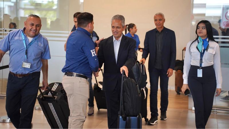 Reinaldo Rueda es recibido en el aeropuerto internacional de Palmerola.