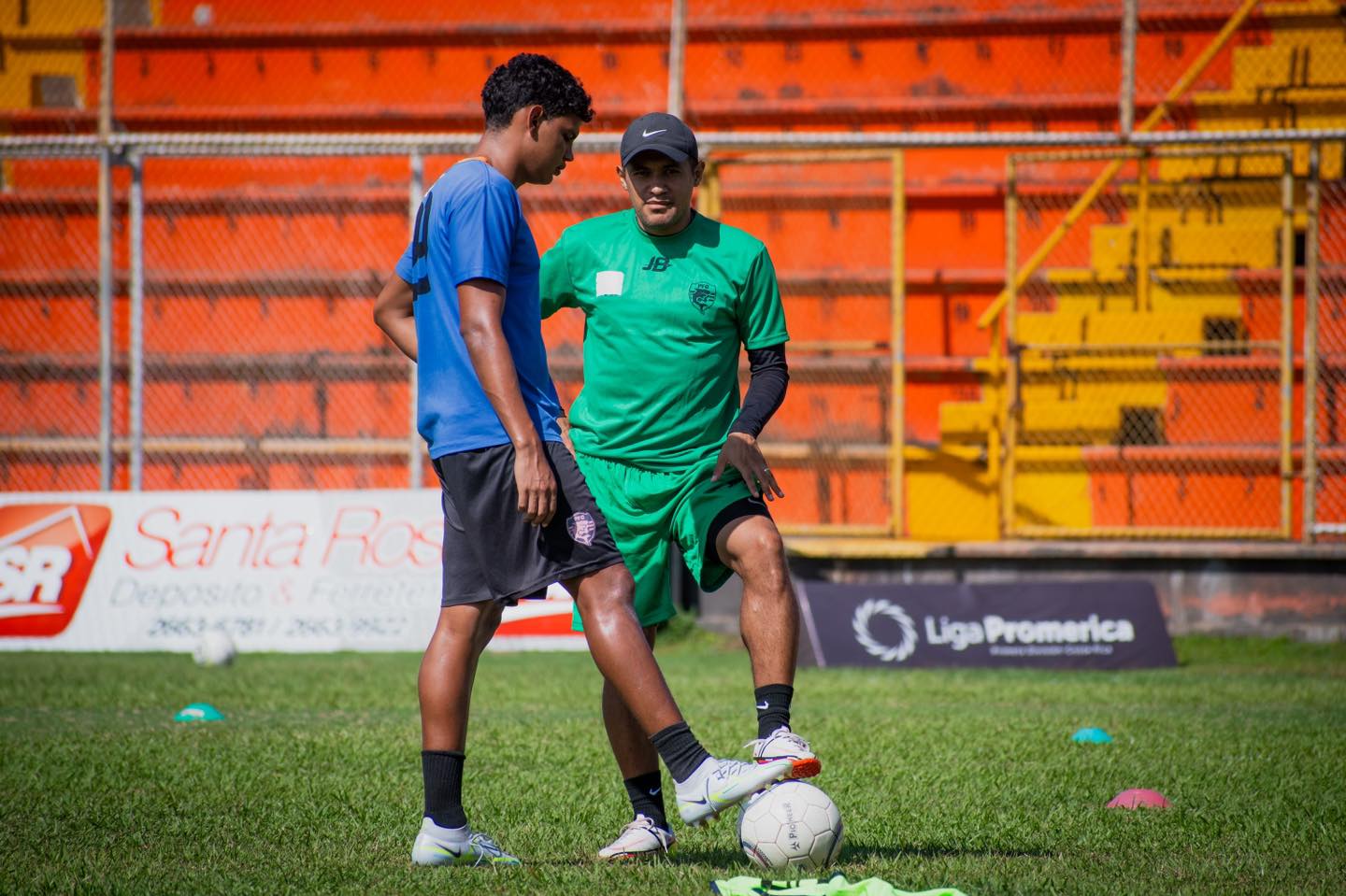 Desde que se le diagnosticó una grave enfermedad, Roger Rojas realiza labores de asistente técnico en el equipo Puntarenas FC.