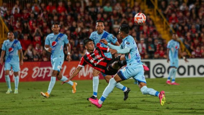 Joshua Navarro se "inventa una tijereta" para anotar el segundo gol de la Liga Deportiva Alajuelense.