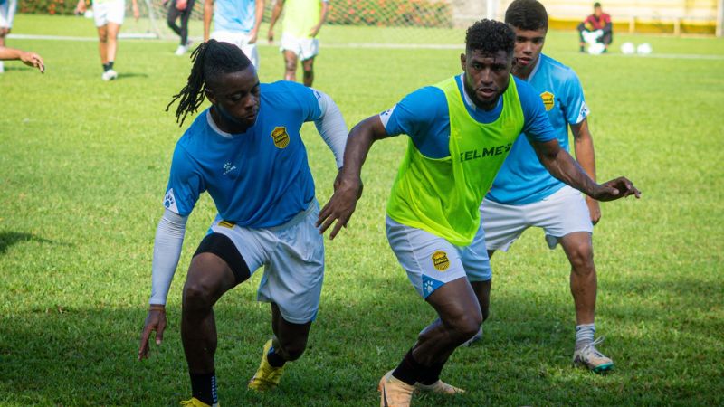 Los jugadores españolistas que no viajaron a Costa Rica se quedaron trabajando y en ese grupo está el nuevo fichaje Michael Pérez Ortiz.