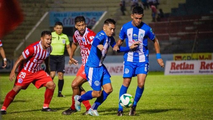 Diego Rodríguez sale avante ante la marca de los olimpistas Gabriel Araujo y German Mejía.