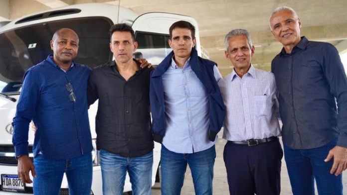 El seleccionador nacional, Reinaldo Rueda, llegó al país junto a Alexis Mendoza y Bernardo Redín, asistentes técnicos; Juan Carlos Quintero, preparador físico y Néstor Lo Tártaro, entrenador de porteros.