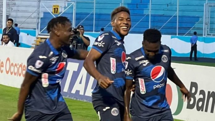 Los jugadores azules, Kevin Álvarez, Yeison Mejía y Carlos Mejía, celebran el segundo gol de las Águilas frente a Marathón.