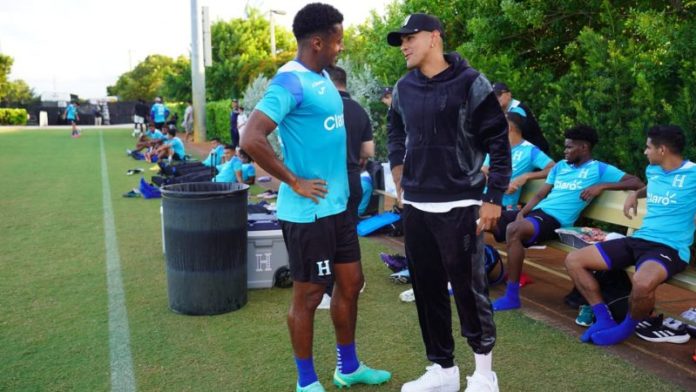 Anthony "Choco" Lozano dialoga con su compañero de Selección, Luis Palma.