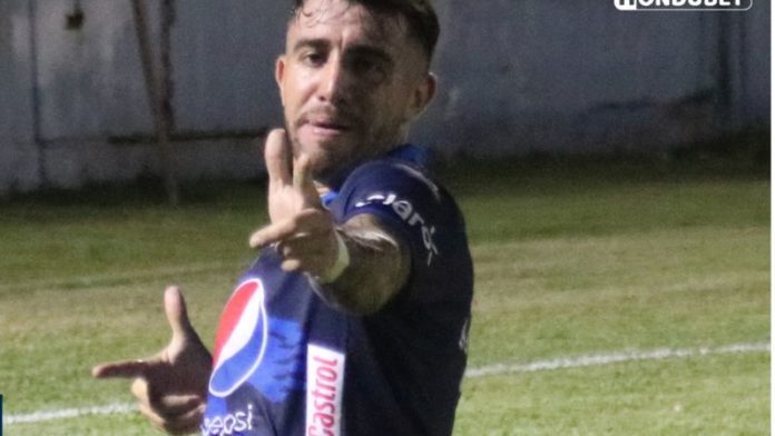 El delantero argentino, Agustín Auzmendi, anotó tres goles en el triunfo del Motagua 4-0 sobre Victoria.