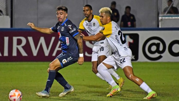 El delantero argentino, Agustín Auzmendi, anotó el único gol del Motagua frente al CAI. En la vuelta tendrá que andar más afectivo.