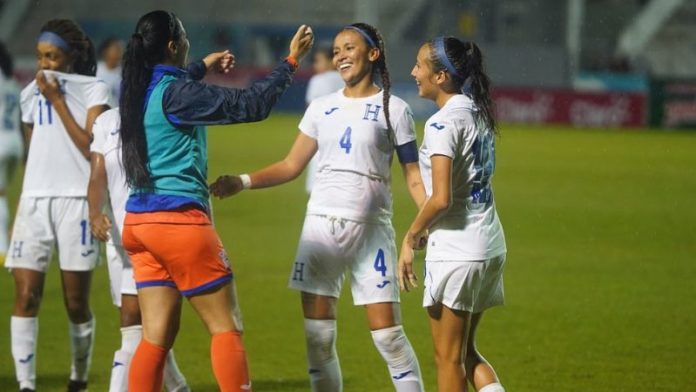 La capitana de Honduras, Bárbara Murillo (4), celebra el gol que le dio el empate a la Bicolor frente a su similar de Nicaragua.