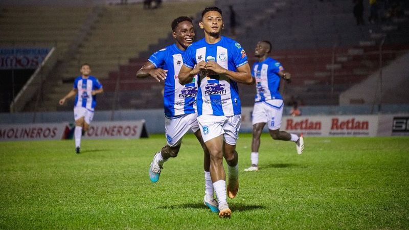 El volante del Victoria, Alexy Vega, celebra su hermoso gol frente al Real España.