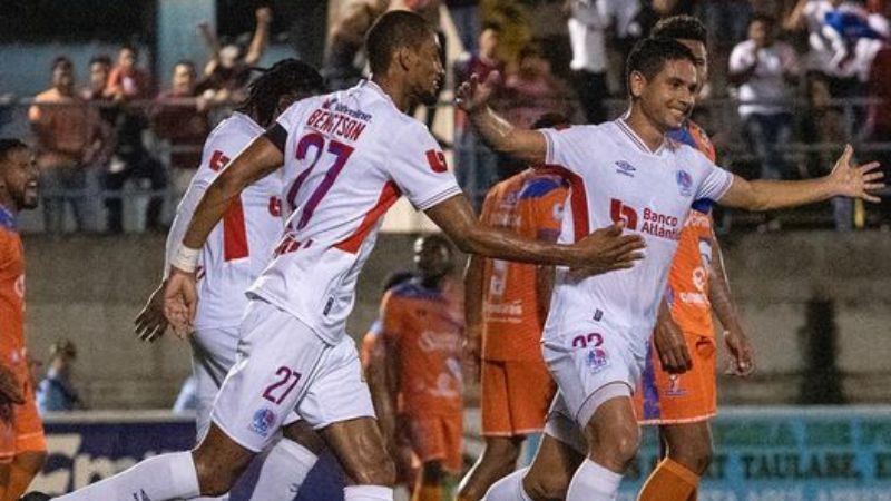 Los olimpistas celebran el primer gol del partido anotado por el volante de contención Carlos Pineda.