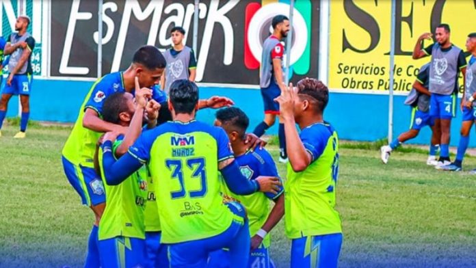 Los jugadores de Potros de Olancho FC celebran el triunfo de este sábado sobre Lobos UPNFM.