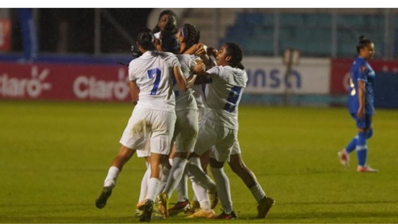 Las jugadoras hondureñas celebran el tanto del empate frente a Nicaragua, obra de Bárbara Murillo.