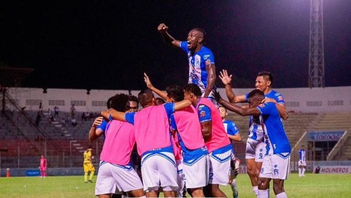 Los jugadores del Victoria volvieron al celebrar al ganarle 4-3 al Real España en el estadio Municipal Ceibeño.