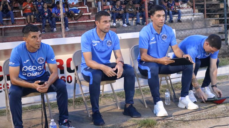 César Vigevani es asistido en el cuerpo técnico por el ex defensa de Motagua, Junior Izaguirre.