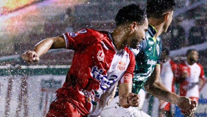 Los equipos Vida y Marathón se repartieron los puntos en una cancha no apta para la práctica del fútbol.