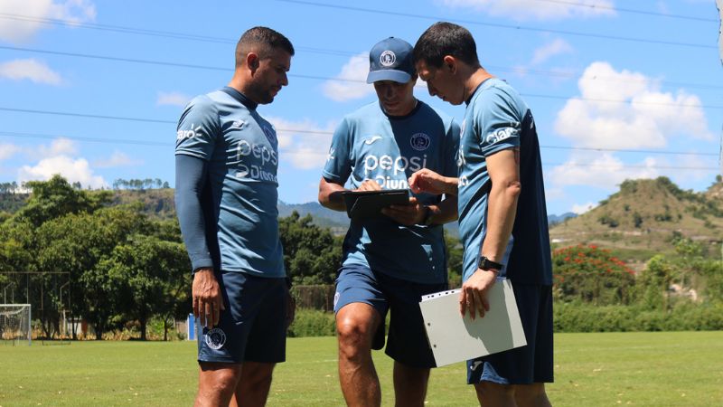 El cuerpo técnico de Motagua encabezado por César Vigevani analiza los movimientos que hará para buscar el triunfo sobre el CAI de Panamá.