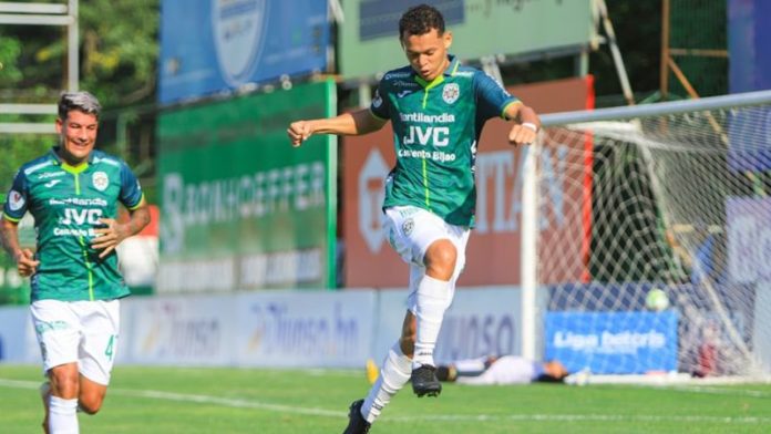 El mediocampista del Marathón, Damín Ramírez, celebra el primer gol del cuadro verde sobre Génesis Comayagua.