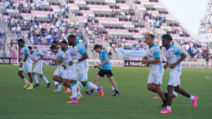 El seleccionador nacional, Reinaldo Rueda, se decidió por los 26 jugadores que estarán disponibles contra Jamaica.