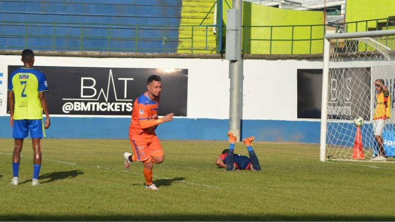 El primer gol del juego lo consiguió Erick Andino para Lobos UPNFM.