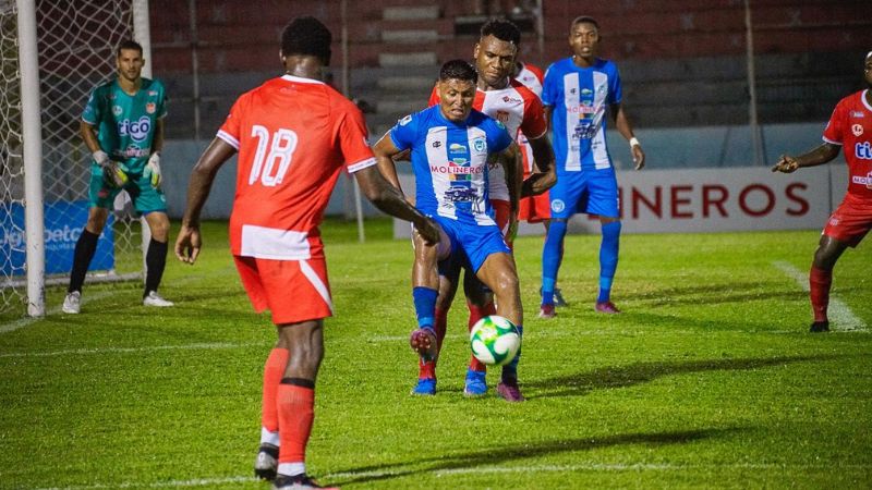 El delantero del Victoria Frelys López controla el balón presionado por el defensa del "rojo", Hilder Colón.