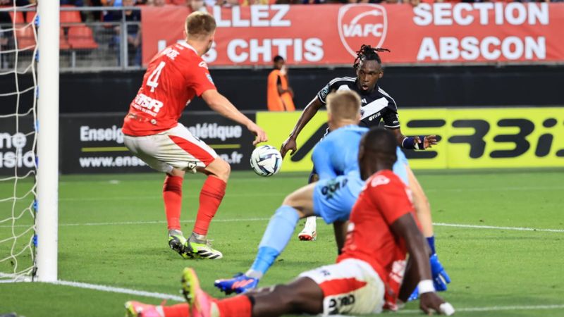 En esta acción el delantero hondureño Alberth Elis anotó el primer gol del triunfo del Girondins 2-1 sobre el Valenciennes.