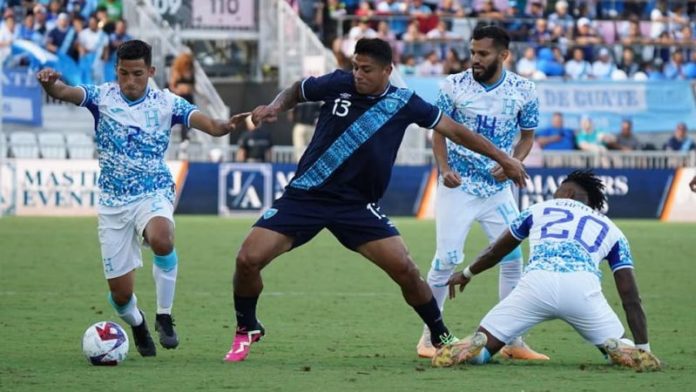 José Mario Pinto, Ricky Zapata y Jorge Álvarez rodean al guatemalteco Alejandro Galindo.