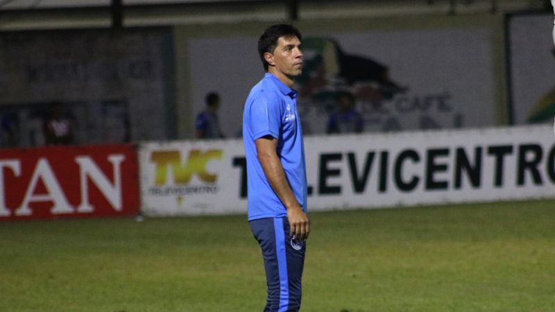 El técnico de Motagua, César Vigevani, vivió con intensidad el partido contra Potros de Olancho FC.