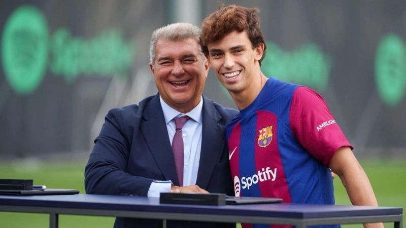 El presidente del Barcelona, Joan La Porta, en la presentación del portugués Joao Felix.