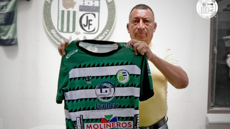 José Humberto Rivera recibió oficialmente la camisa del equipo Juticalpa FC.