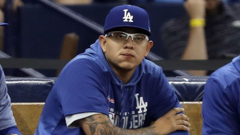 Al pelotero mexicano Julio Urías se le acusa de violencia doméstica.