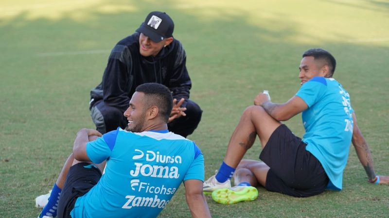 Luis Palma comparte con sus compañeros de Selección: Alex López y Andy Najar.