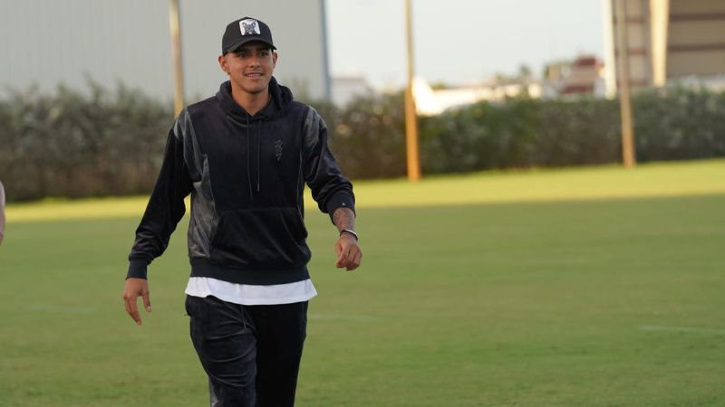 Vestido de negro, gorra del mismo color y tenis blancos llegó Luis Palma al campo de entrenamiento de la Selección Nacional en la casa del Inter Miami de la MLS.